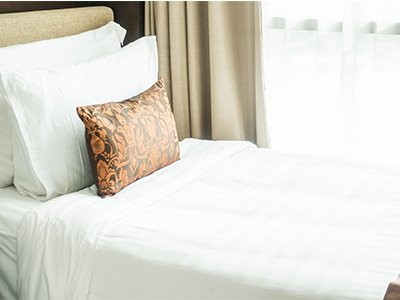 bed-with-pillows