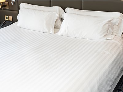 white-pillow-bed-decoration-interior-bedroom